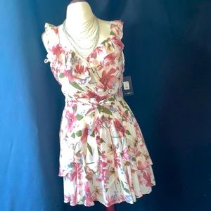 Beautiful burgundy floral summer dress. #datenite